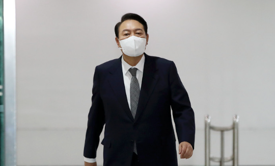 윤석열 대통령이 27일 서울 용산 대통령실 청사로 출근하고 있다.(사진=뉴시스 제공)
