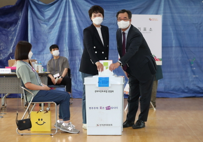 김은혜 국민의힘 경기도지사 후보와 남편 유형동씨가 27일 오전 경기 분당구 운중동 행정복지센터에 마련된 사전투표소에서 투표를 하고 있다.