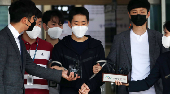 남성들과 영상 통화를 하며 알몸인 모습을 녹화하고 이를 유포한 피의자 김영준(30)이 지난해 6월11일 오전 서울 종로경찰서를 나와 검찰로 송치되고 있다.(사진=뉴시스 제공)
