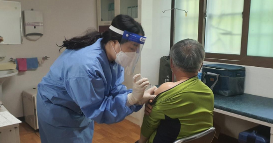 전남 완도군은 지난 17일 섬지역을 대상으로 '찾아가는 예방 접종' 서비스를 실시한다고 밝혔다. (사진=완도군 제공) 