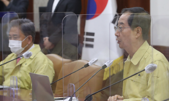 한덕수 국무총리가 27일 오전 서울 종로구 정부서울청사에서 열린 코로나19 중앙재난안전대책본부(중대본) 회의를 주재하며 발언하고 있다.(사진=뉴시스 제공)