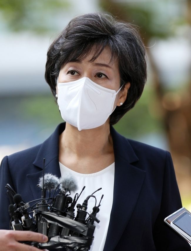  박순애 사회부총리 겸 교육부 장관 후보자 27일 오전 인사청문회 준비 사무실이 마련된 서울 영등포구 한국교육시설안전원으로 출근하며 취재진 질문에 답하고 있다. (사진=뉴시스 제공)