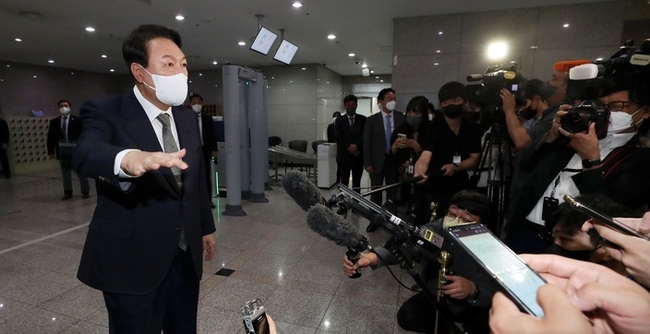  윤석열 대통령이 27일 서울 용산 대통령실 청사로 출근하며 취재진 질문에 답하고 있다. (사진=뉴시스 제공)