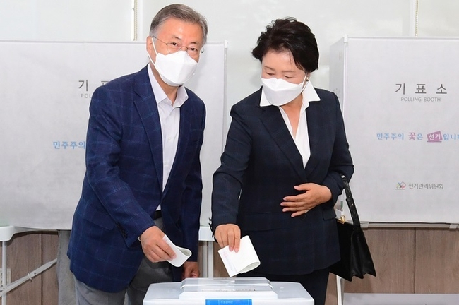 제8회 전국동시지방선거 사전투표 일인 27일 오전 경남 양산시 하북면 주민자치센터에 마련된 하북면사전투표소에서 문재인 전 대통령과 김정숙 여사가 소중한 한표를 행사하고 있다. (사진=뉴시스 제공)