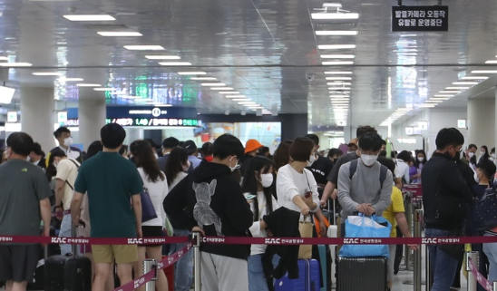 지난 8일 오후 제주국제공항 3층 출발장 탑승권 발권 데스크 앞에서 승객들이 차례를 기다리고 있다. (사진=뉴시스 제공)
