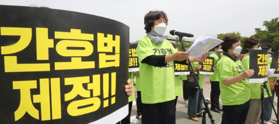 신경림 대한간호협회 회장이 25일 서울 간호법 제정 촉구 결의대회가 열린 여의도 국회 앞에서 호소문을 낭독하고 있다.(사진=뉴시스 제공)
