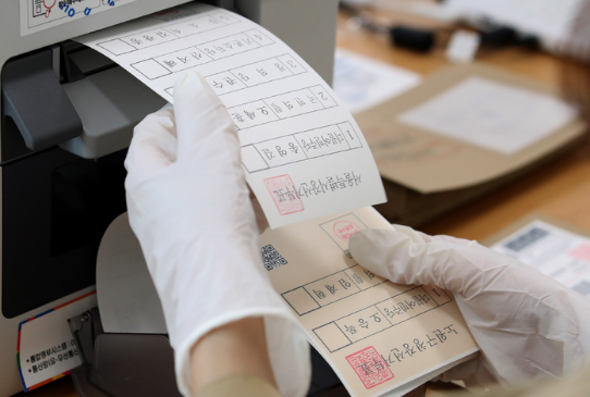 제8회 전국동시지방선거 사전투표 첫날인 지난 27일 서울 성북구 시립성북청소년센터에 마련된 장위제3동 사전투표소에서 사전투표사무원이 투표용지를 출력하고 있다.(사진=뉴시스 제공)