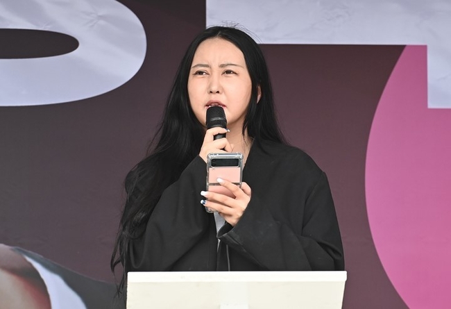 국정농단 주범 최서원씨 딸 정유라씨가 지난 19일 오후 경기도 수원시 팔달구 지동시장에서 열린 강용석 무소속 경기도지사 후보 유세에서 찬조 연설을 하고 있다.