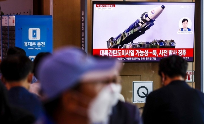 합동참모본부가 북한이 평양시 순안 일대에서 동해 상으로 탄도미사일을 3발 발사한 것을 탐지했다고 밝힌 25일 서울 중구 서울역에서 시민들이 뉴스를 시청하고 있다.