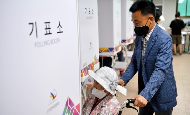 6·1 지방선거 사전투표가 진행된 28일 오전 광주 지역 최고령 유권자인 박명순(118) 여사가 북구 문흥1동 행정복지센터에 마련된 사전투표소에서 기표소로 들어서고 있다.