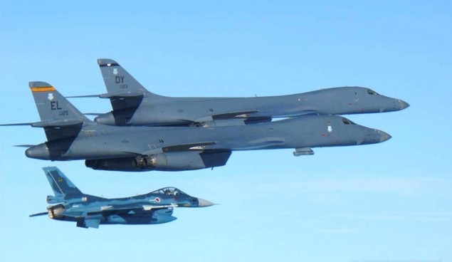  2017년 7월30일 미일 합동 훈련에서 미 공군 B-1B 폭격기(위)가 일본의 F-2 전투기와 함께 일본 규슈 상공을 날고 있다. 사진은 일본 항공자위대가 배포한 것이다.