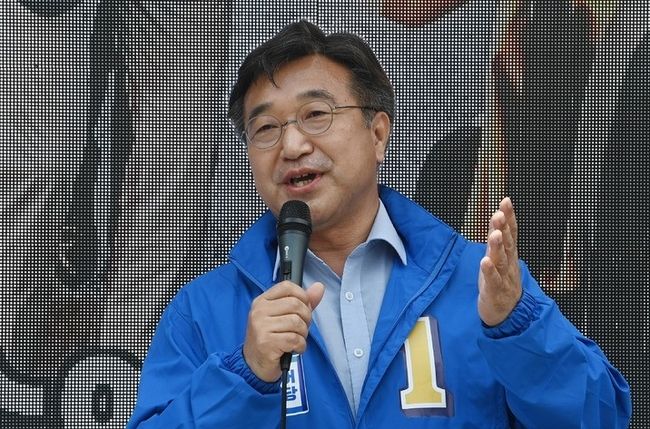  윤호중 더불어민주당 상임선거대책위원장이 26일 서울 서대문구 현대백화점 신촌점 유플렉스 앞에서 서울시장 후보 지원유세를 펼치고 있다.