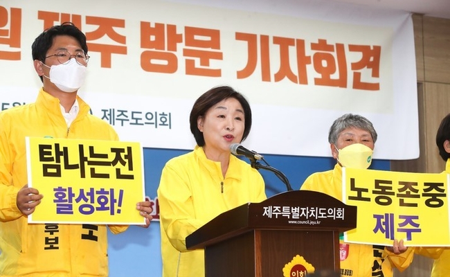 심상정 정의당 의원이 29일 오후 제주도의회 도민카페에서 기자회견을 열어 6·1 지방선거 제주지역 출마 후보들의 지지를 호소하고 있다.