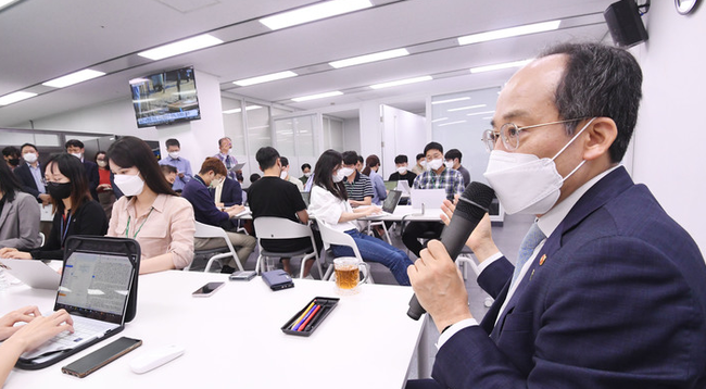 추경호 경제부총림 겸 기획재정부장관이 31일 출입기자실에서 간담회를 갖고 있다.(사진=기획재정부 제공)
