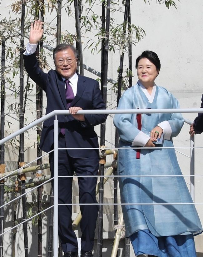  문재인 전 대통령과 김정숙 여사가 지난 10일 경남 양산 하북면 평산마을 사저에 도착해 지지자들에 인사를 하고 있다.(사진=뉴시스 제공)
