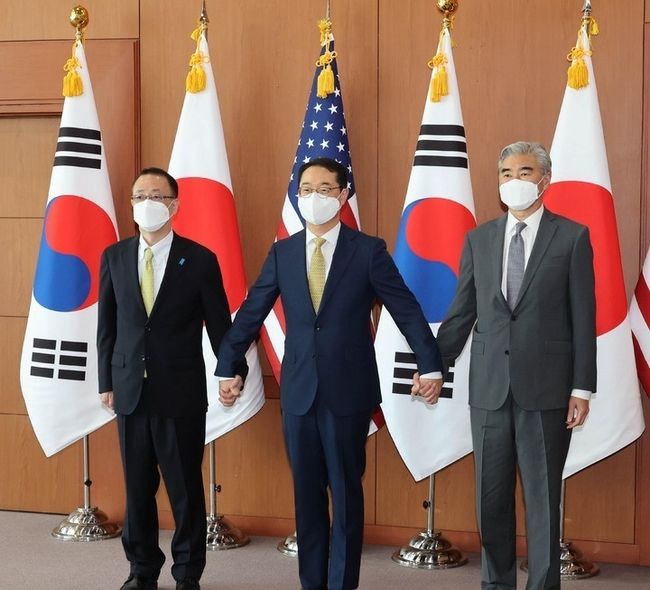 후나코시 다케히로(왼쪽부터) 일본 외무성 아시아·대양주국장, 김건 외교부 한반도평화교섭본부장, 성 김 미국 국무부 대북특별대표가 3일 서울 종로구 외교부 청사에서 열린 한미일 북핵수석대표 협의에 앞서 기념 촬영을 하고 있다. (공동취재사진)