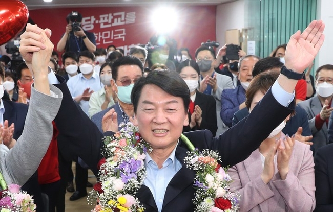 경기사진공동취재단 = 안철수 국민의힘 성남 분당갑 후보가 제8회 전국동시지방선거 투표일인 지난 1일 오후 경기 성남시 분당구 야탑역 인근에 위치한 선거사무소에서 당선이 확실시 되자 꽃다발을 목에 걸고 환호하고 있다.