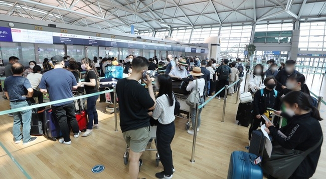  한덕수 국무총리는 오는 8일부터 인천공항 항공 규제를 전면 해제하고, 백신 미접종 해외 입국자의 격리 의무도 해제한다고 3일 밝혔다.