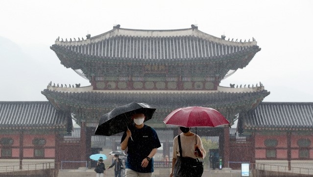 전국적으로 비가 내리는 지난해 6월3일 오후 서울 종로구 경복궁을 찾은 시민들이 우산을 쓰고 있다.