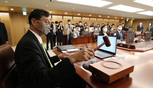이창용 한국은행 총재가 지난달 26일 오전 서울 중구 한국은행에서 열린 금융통화위원회 본회의를 주재하고 있다.