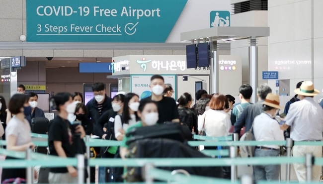 한덕수 국무총리는 8일부터 인천공항 항공 규제를 전면 해제하고, 백신 미접종 해외 입국자의 격리 의무도 해제한다고 3일 밝혔다. 접종력이나 내·외국인 여부에 관계없이 8일부터 모든 입국자는 격리하지 않아도 된다.(사진=뉴시스 제공)