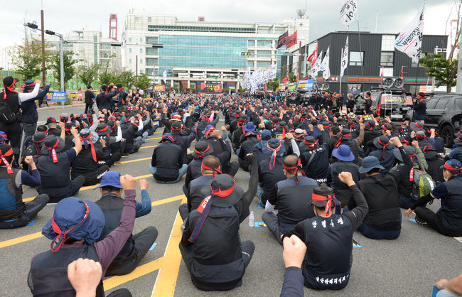 사진=뉴시스 제공(7일 오전 화물연대 울산지역본부 조합원들이 울산신항 앞에서 총파업 출정식을 갖고 있다.)