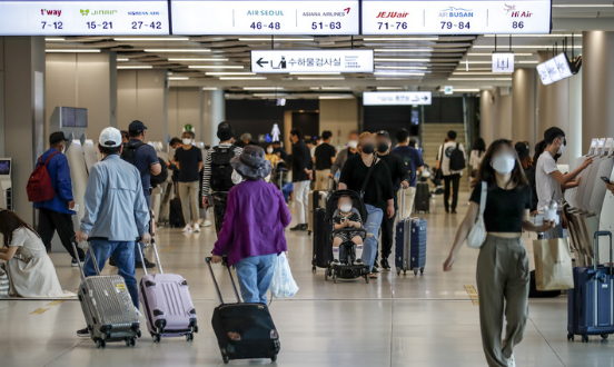 거리두기가 해제되면서 서비스업 등 비제조업의 체감경기가 상승한 것으로 나타난 25일 서울 강서구 김포국제공항에서 시민들이 탑승수속을 밟고 있다. 한국은행이 25일 발표한 '5월 기업경기실사지수(BSI)' 조사 결과에 따르면, 이달 모든 산업의 업황 실적 BSI는 4월과 같은 86으로 집계됐다.(사진=뉴시스 제공)