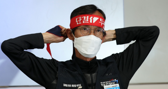 이봉주 공공운수노조 화물연대본부 위원장이 8일 오전 서울 중구 민주노총에서 열린 화물연대 무기한 전면 총파업 돌입 2일차 기자간담회에 참석해 머리에 띠를 두르고 있다. (사진=뉴시스 제공)