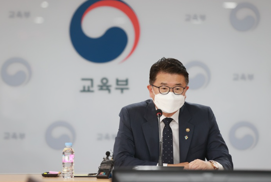 장상윤 교육부 차관이 8일 오후 정부세종청사 교육부에서 열린 '교육재정 재편 관련 현장 전문가 간담회' 시작 전 발언하는 모습. (사진=교육부 제공) 