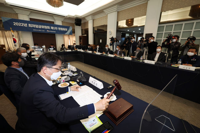 사진=뉴시스 제공(5일 오후 서울 중구 프레스센터에서 열린 최저임금위원회 전원회의 모습)