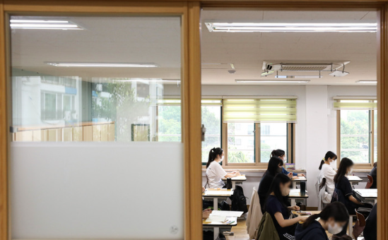 2022년 6월 전국연합학력평가날인 9일 오전 서울 영등포구 여의도여자고등학교에서 학생들이 시험 준비를 하고 있다.(사진=뉴시스 제공)