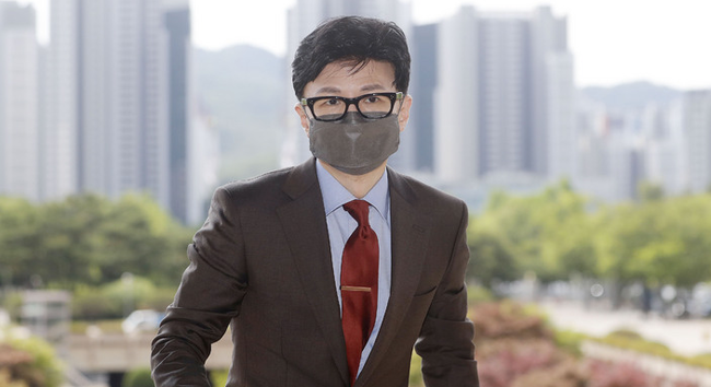 한동훈 법무부 장관이 지난 8일 경기 과천시 법무부 청사로 출근하고 있다.(사진=뉴시스 제공)