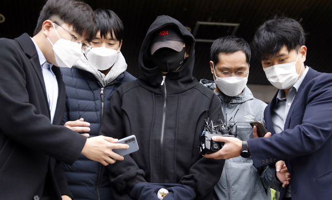 음주 측정 거부 및 경찰관 폭행 혐의 등으로 구속된 장제원 국민의힘 의원 아들 래퍼 장용준(예명 노엘)이 지난해 10월19일 서울 서초경찰서에서 검찰로 송치되고 있다.(사진=뉴시스 제공)