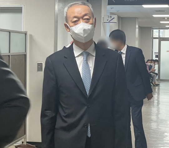 백운규 전 산업통상자원부 장관이 지난 7일 오후 대전 서구 대전지법에서 재판을 받기 위해 법정을 향해 걸어가고 있다. (사진=뉴시스 제공)