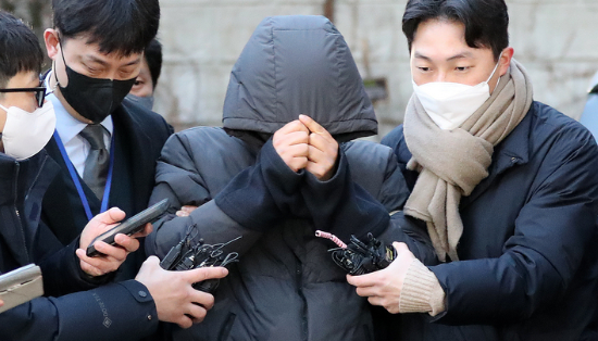 공금 115억원을 횡령해 주식 투자 등에 사용한 혐의를 받는 강동구청 공무원 김모(47)씨가 지난 2월3일 오전 서울 광진경찰서를 나와 검찰로 구속 송치되고 있다.(사진=뉴시스 제공)
