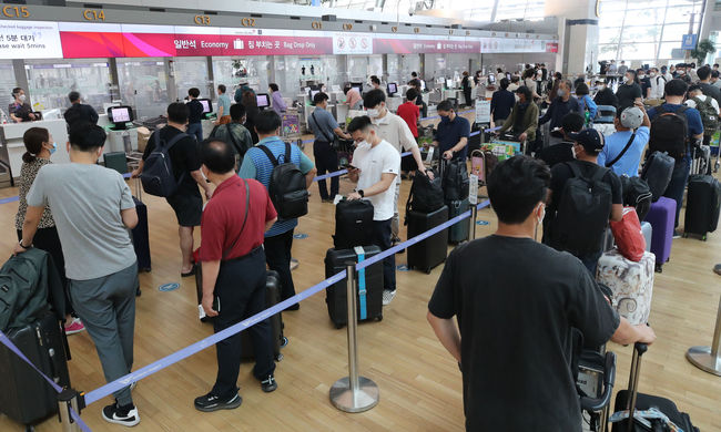 지난 8일 인천국제공항 제1터미널이 여행객들로 붐비는 모습. (사진=뉴시스 제공)