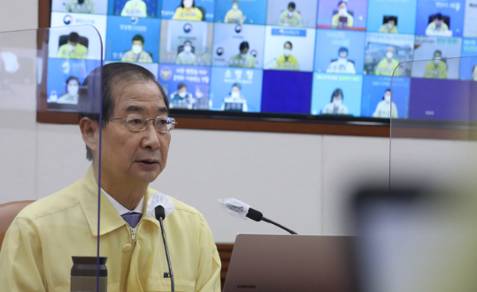 한덕수 국무총리가 3일 오전 서울 종로구 정부서울청사에서 열린 코로나19 중앙재난안전대책본부(중대본) 회의를 주재하며 발언하고 있다. 이날 한덕수 총리는 8일부터 "백신 미접종 해외입국자 의무격리 해제", "인천공항 항공 규제 전면 해제" 등을 밝혔다. (사진=뉴시스 제공)
