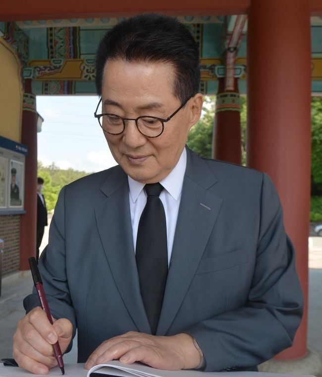  박지원 전 국가정보원장이 6일 오후 광주 북구 운정동 국립 5·18민주묘지를 참배하기 앞서 민주의문 방명록을 쓰고 있다. (사진=뉴시스 제공)