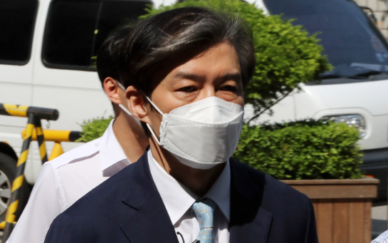 지난 3일 조 전 장관이 서울 서초구 서울중앙지방법원으로 향하고 있다.(사진=뉴시스 제공)
