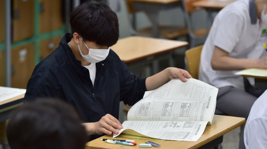 2023학년도 대학수학능력시험 6월 모의평가가 실시된 지난 9일 오전 대구 경북고등학교 3학년 교실에서 수험생들이 시험 준비를 하고 있다.(사진=뉴시스 제공)