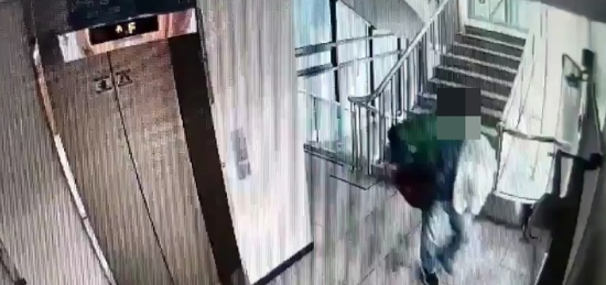 대구 변호사 사무실에서 발생한 방화로 7명이 사망한 가운데 용의자로 추정되는 A씨가 사무실에 들어선지 20초 만에 불이 났다.(사진=뉴시스 제공)