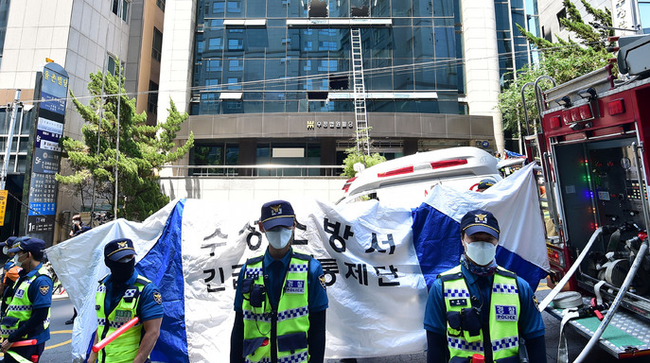 9일 오전 대구 수성구 범어동 한 빌딩에서 화재가 발생해 다수의 사망자와 부상자가 발생한 가운데 경찰이 화재 현장을 통제하고 있다.(사진=뉴시스 제공)