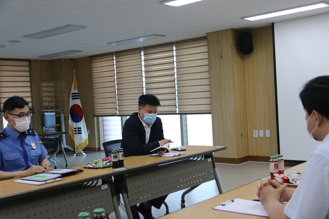 평택해양경찰서 서정원 서장이 여주조종면허시험장을 방문해 업무를 청취하고 있다