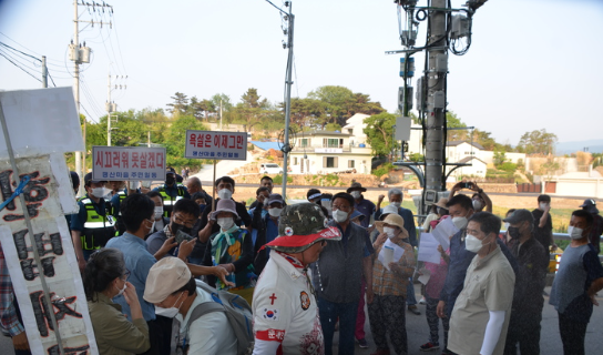 지난달 24일 오후 경남 양산시 하북면 평산마을 주민 40여 명이 문재인 전 대통령 사저 앞 도로에서 한 보수단체가 진행하는 집회현장을 찾아 소음으로 인한 생활 불편을 호소하며 거친 항의를 하고 있다.(사진=뉴시스 제공)