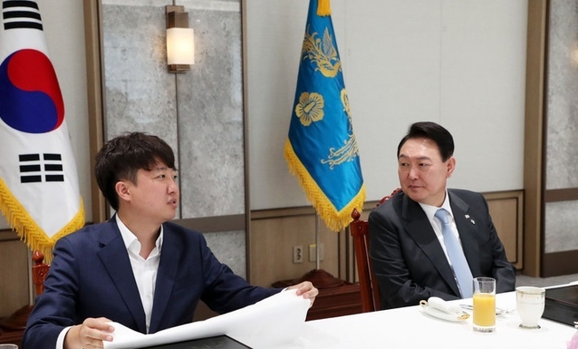 윤석열 대통령이 10일 서울 용산 대통령실 청사 대접견실에서 열린 국민의힘 지도부 초청 오찬 간담회에서 이준석 대표의 발언을 듣고 있다. (사진=뉴시스 제공)