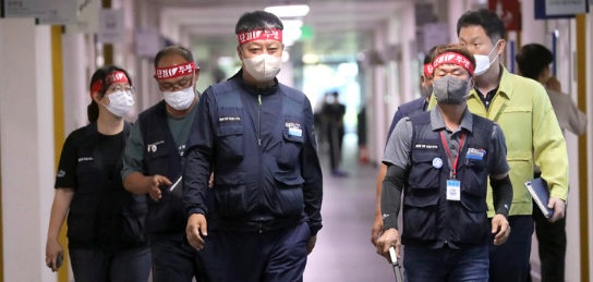 민주노총 전국공공운수노조 화물연대본부 관계자들이 10일 오전 안전운임 일몰제폐지와 전차종·전품목 확대, 유가대책 등 2차 교섭을 위해 세종시 정부세종청사 국토교통부 회의실로 향하고 있다.(사진=뉴시스 제공)