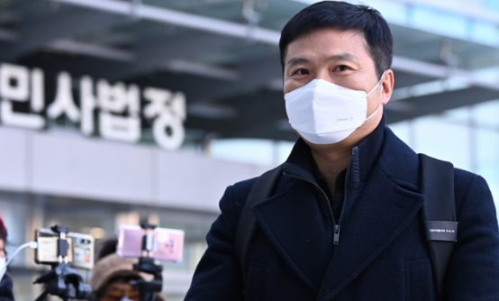 청와대 특별감찰반의 민간인 사찰 의혹 등을 폭로한 혐의로 기소된 김태우 전 검찰 수사관이 8일 수원지방법원에서 열린 선고공판을 마치고 취재진의 질문에 답하고 있다.(사진=뉴시스 제공)
