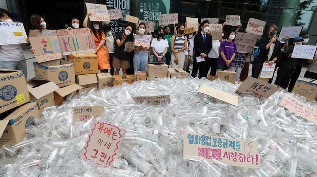 전국카페사장협동조합과 컵가디언즈가 10일 오후 서울 종로구의 한 프랜차이즈 커피전문점 앞에서 '1회용컵 보증금제 이행'을 촉구하는 기자회견을 하고 있다.