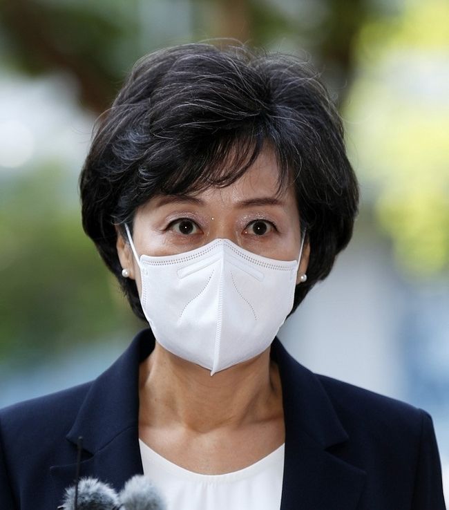 박순애 사회부총리 겸 교육부 장관 후보자 지난달 27일 오전 인사청문회 준비 사무실이 마련된 서울 영등포구 한국교육시설안전원으로 출근하며 취재진 질문에 답하고 있다.