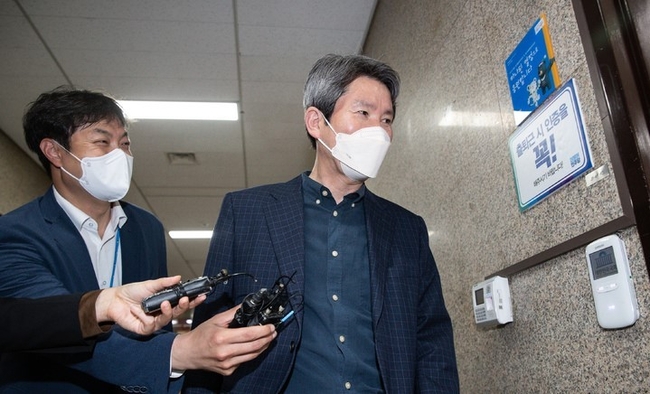이인영 더불어민주당 의원이 3일 서울 여의도 국회에서 열린 박홍근 당대표권한대행 겸 원내대표와 중진의원 간담회 참석을 위해 원내대표실로 들어서고 있다. (공동취재사진)